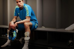 AYX-阿扎伦卡在加拿大队比赛中险胜，锐不可当引发热议！观众掌声雷动